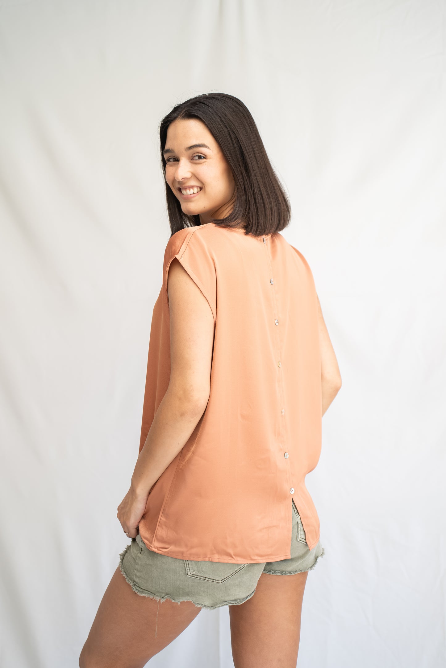 Blusa Yuki Camel Raso