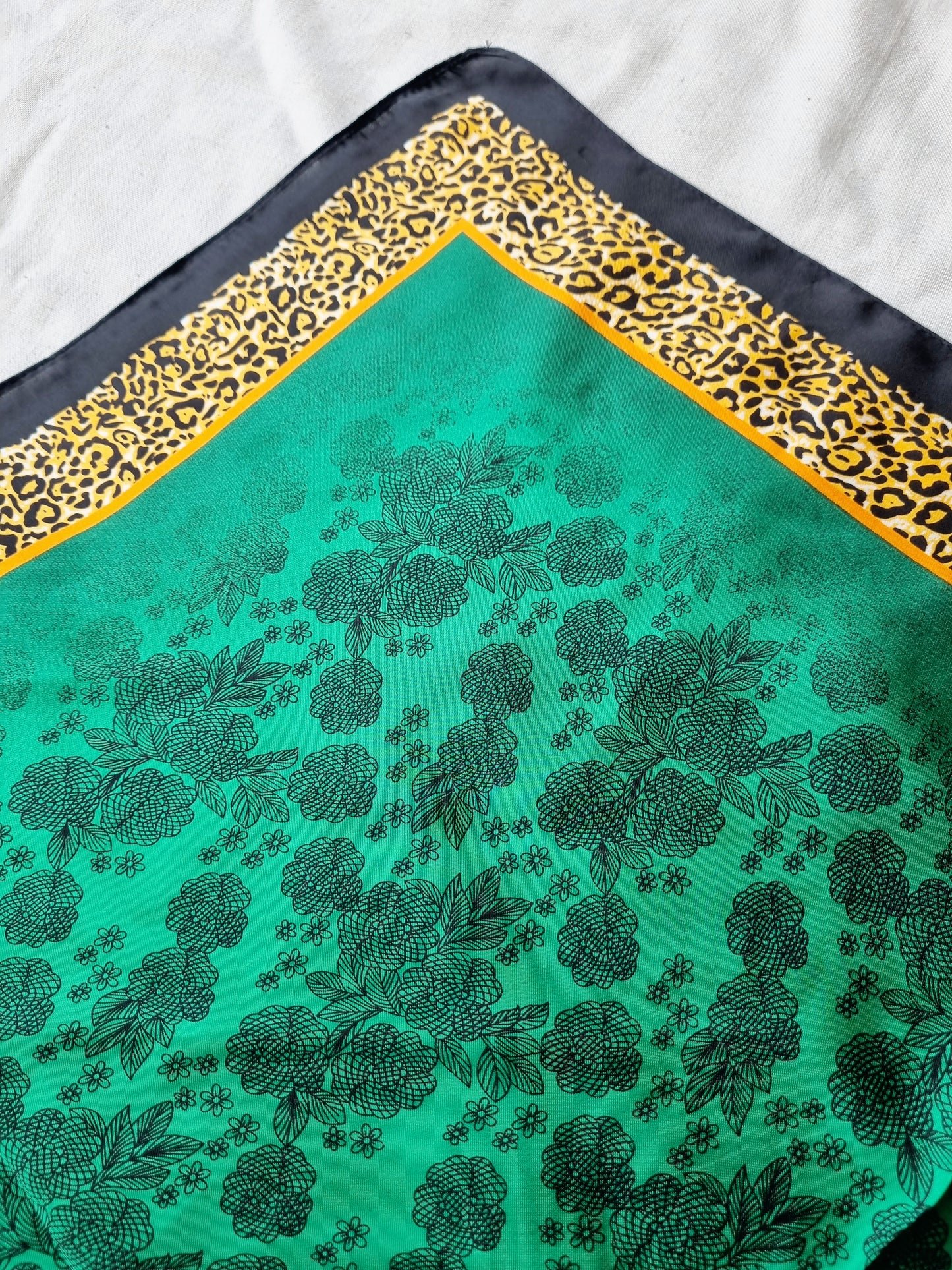 Pañuelo Hedera Verde Estampado