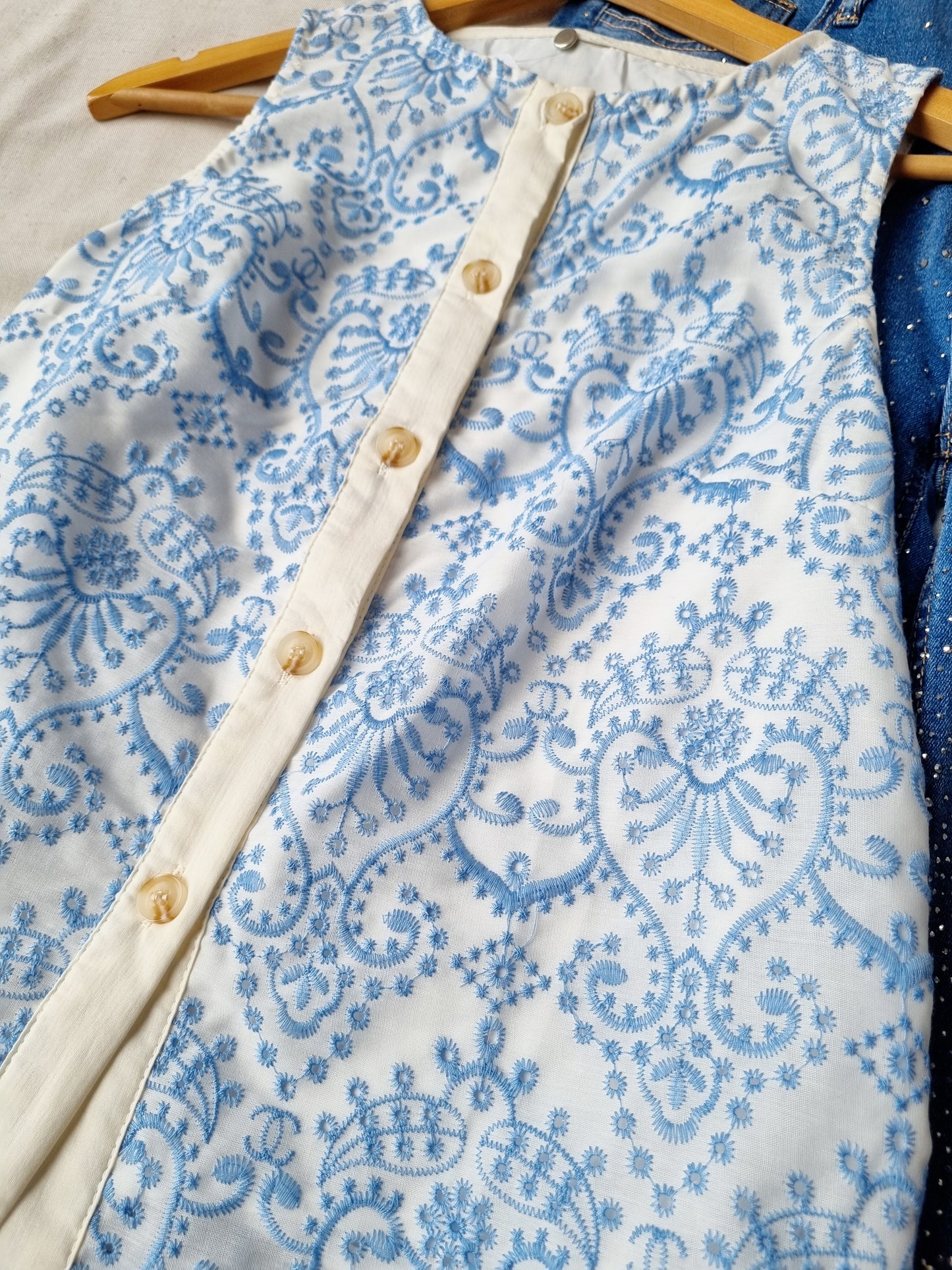 Blusa Pacha Celeste Bordada